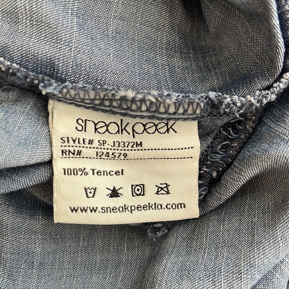 EUC chambray blouse with cute pearl like buttons - Picture 4 of 4